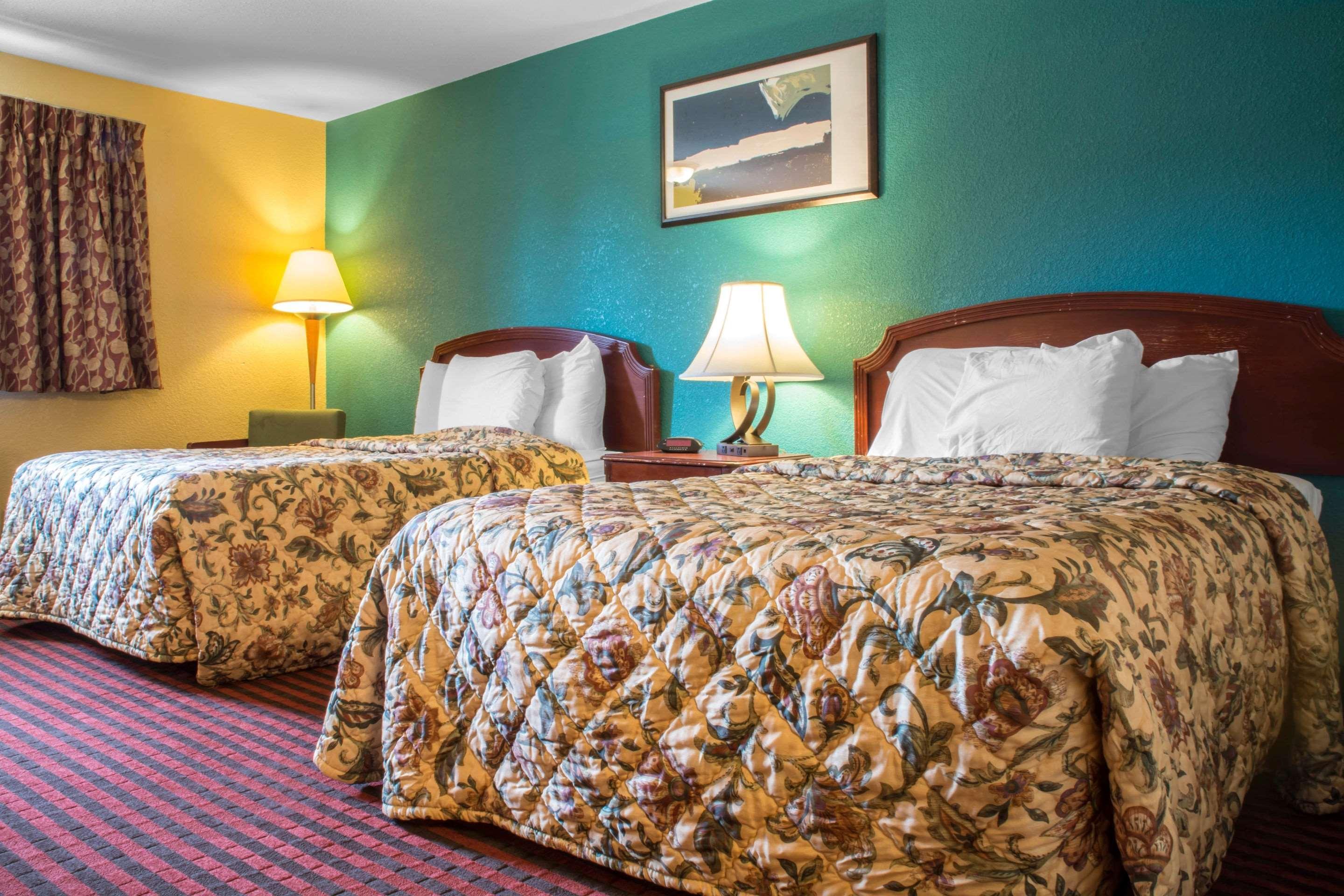Econo Lodge Hotel Bradford Buitenkant foto