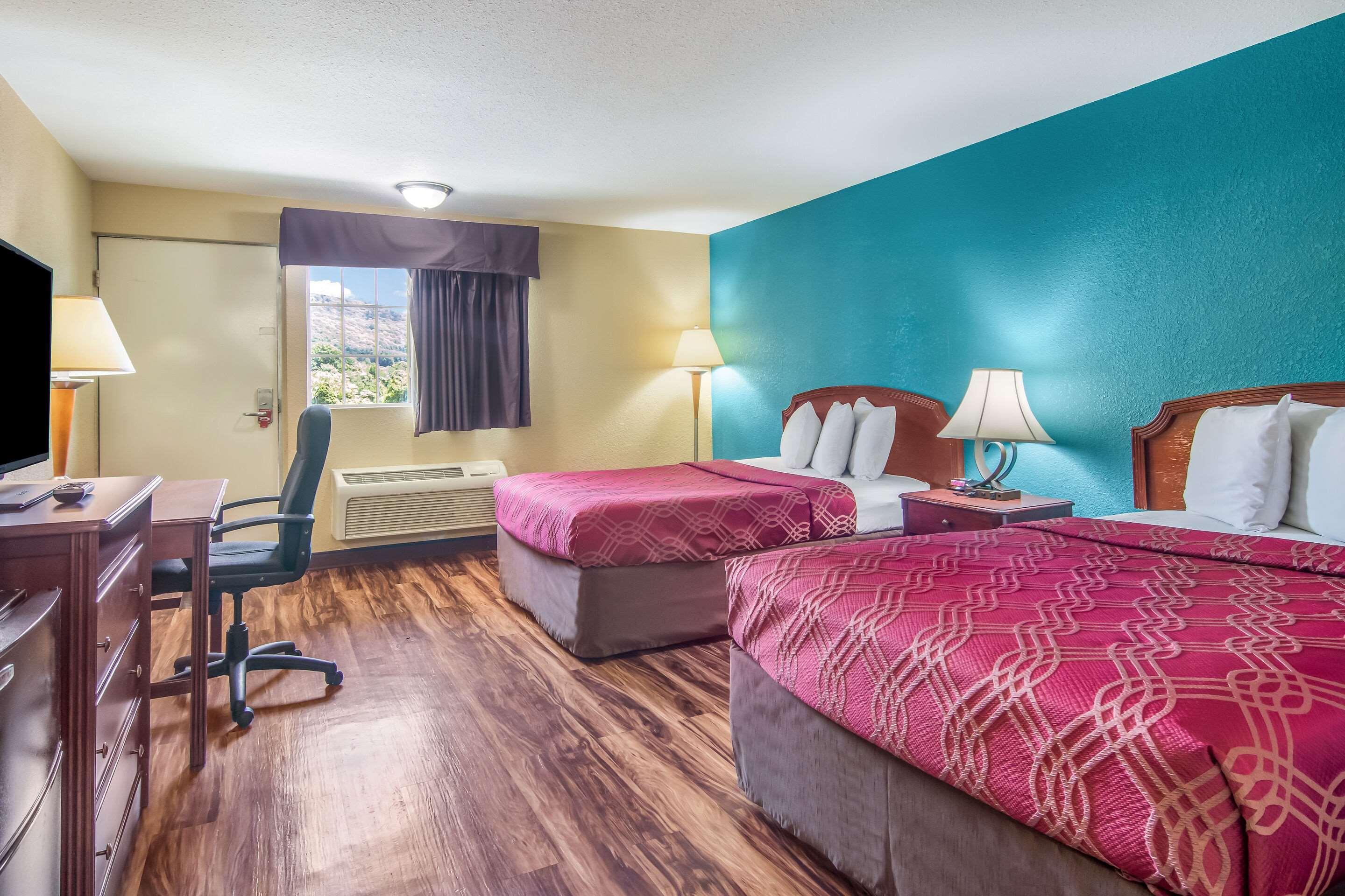 Econo Lodge Hotel Bradford Buitenkant foto