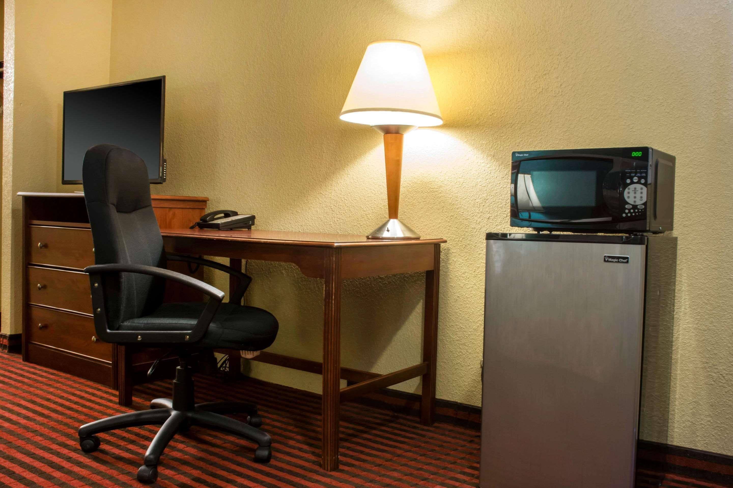 Econo Lodge Hotel Bradford Buitenkant foto