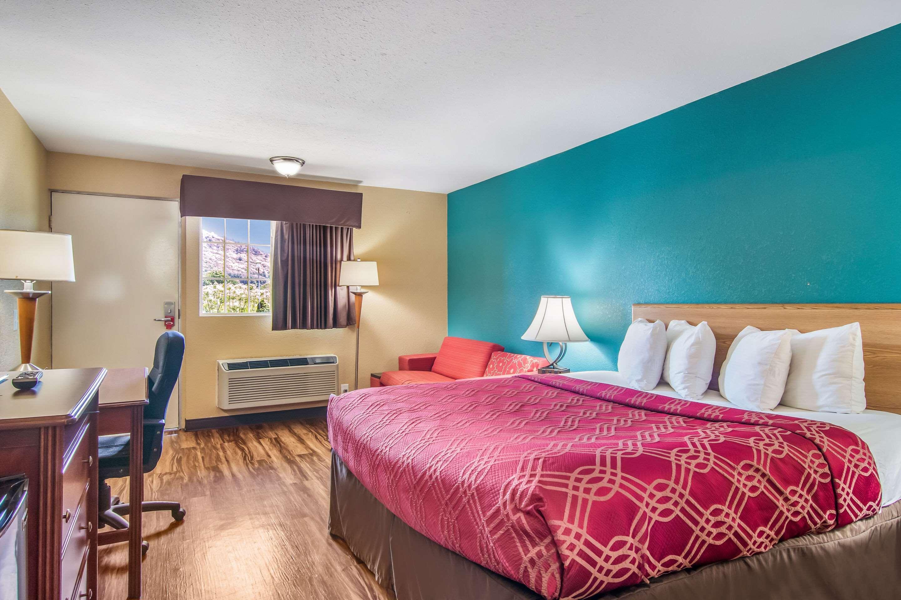 Econo Lodge Hotel Bradford Buitenkant foto