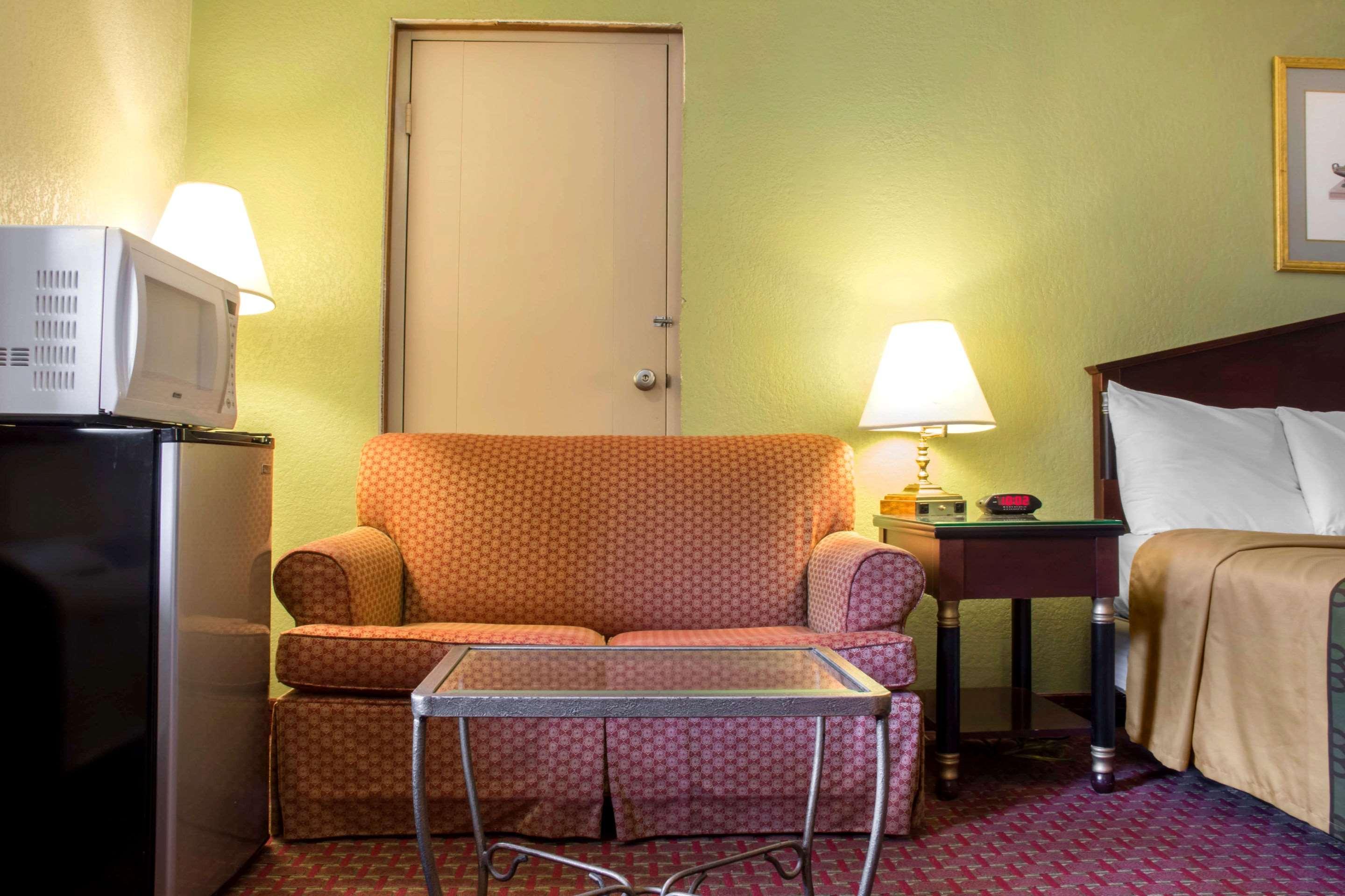 Econo Lodge Hotel Bradford Buitenkant foto