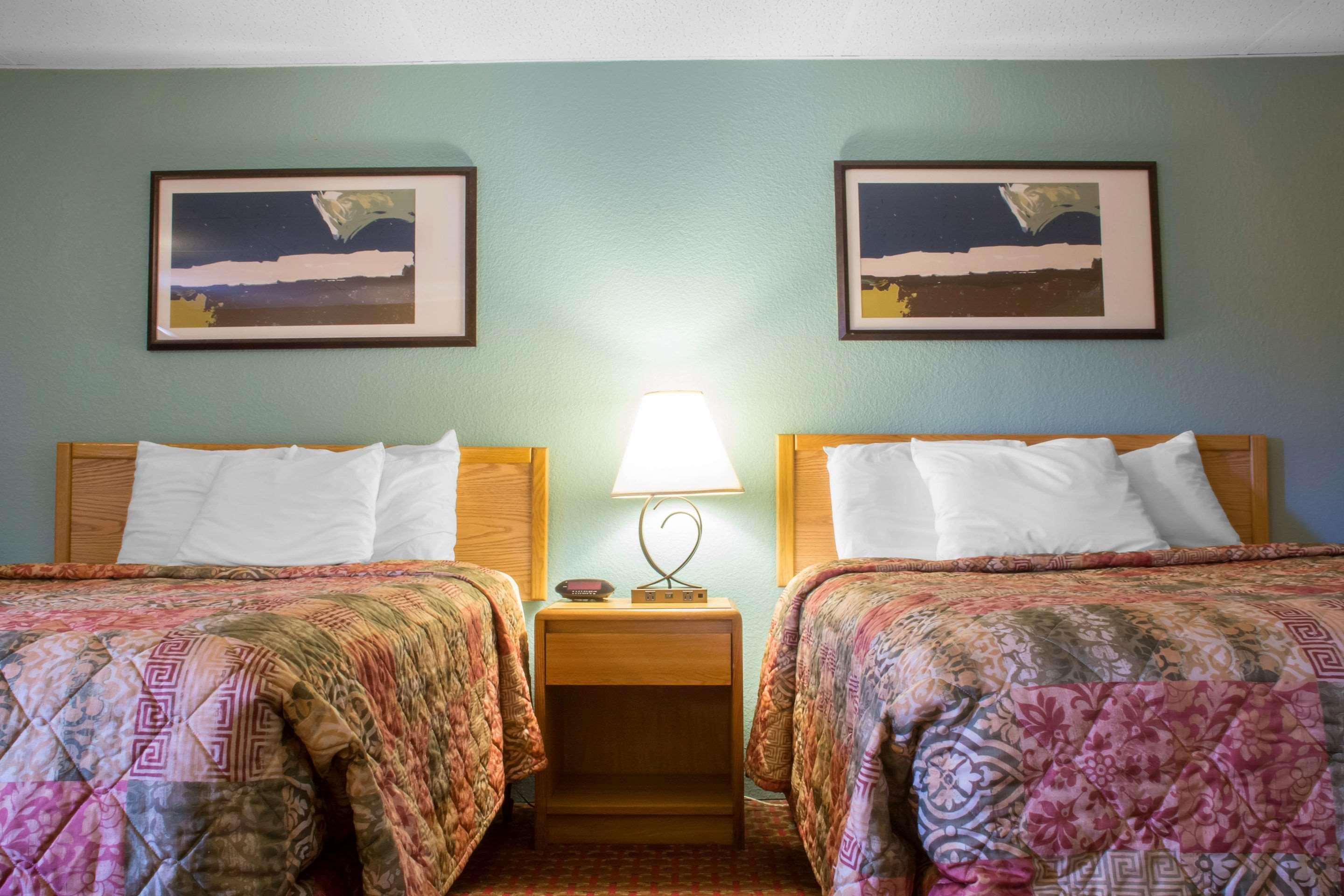 Econo Lodge Hotel Bradford Buitenkant foto